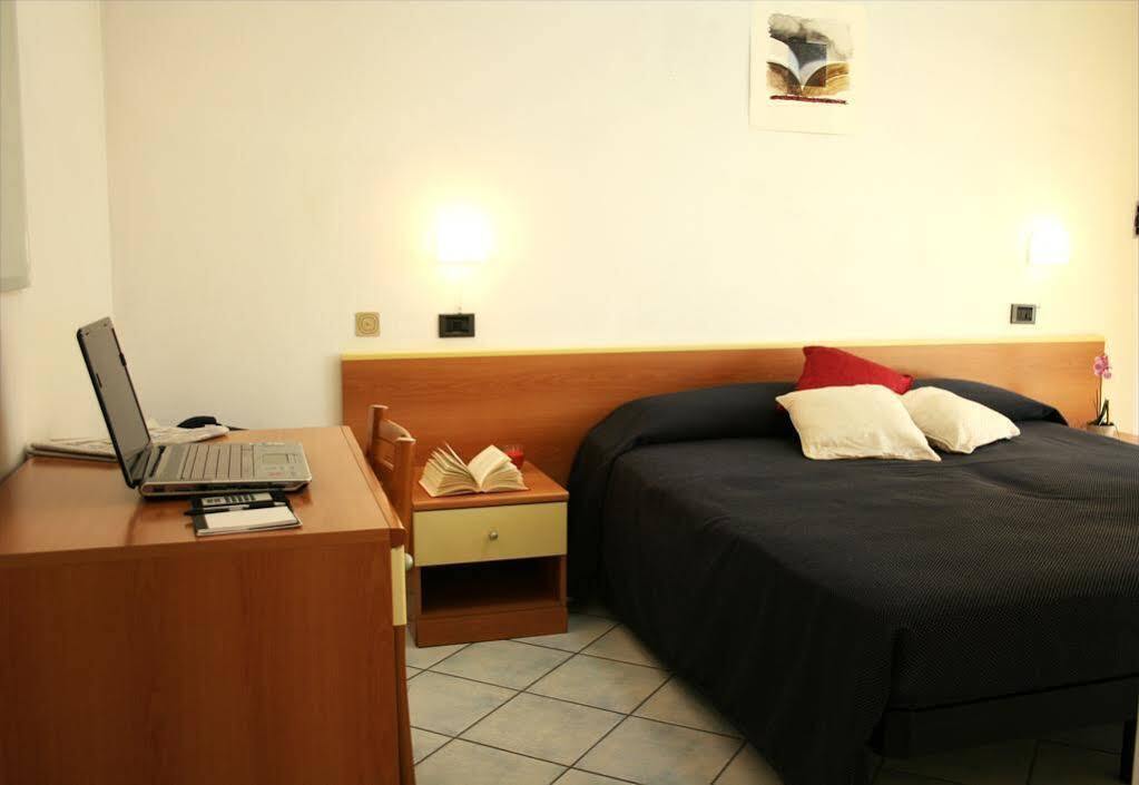 Residence Villa Dei Pini Rimini Exterior foto